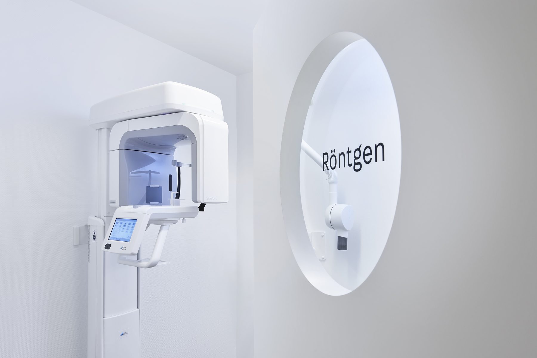 Digitales Panoramaröntgengerät neben einer runden Wandnische mit der Aufschrift Röntgen